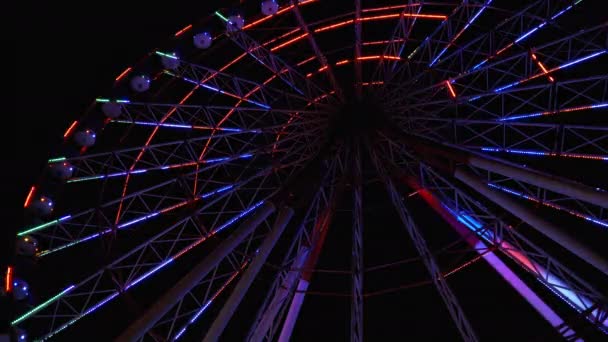 Rueda de la fortuna con luces gira por la noche — Vídeo de stock