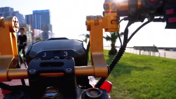 POV Montar una bicicleta eléctrica en un carril bici rojo con palmeras en la ciudad del Resort — Vídeo de stock