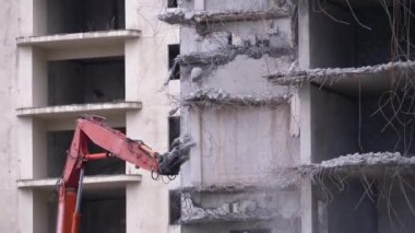 İnşaat alanındaki Buldozer Mekanik Kolu ile Eski Beton Evi 'ni Yok Etmek