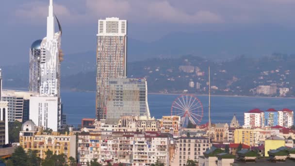 Batumi, Panoramiczny widok z wysokiego wielopiętrowego budynku. Różne budynki, dachy, domy, nasyp nad Morzem Czarnym. — Wideo stockowe