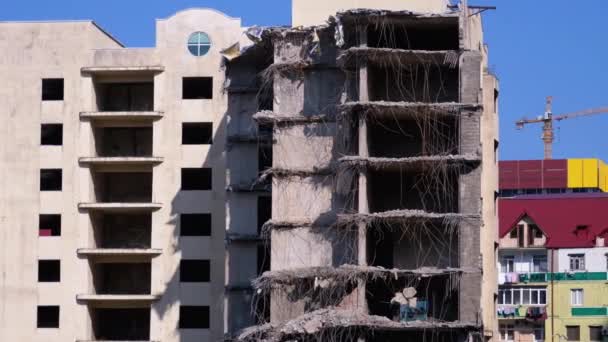 Вид на знищений бетонний будинок на будівельний майданчик. — стокове відео