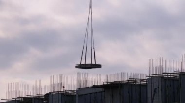 Bina inşaatı. İnşaat Alanındaki Bir Turna Yükü Kaldırıyor.