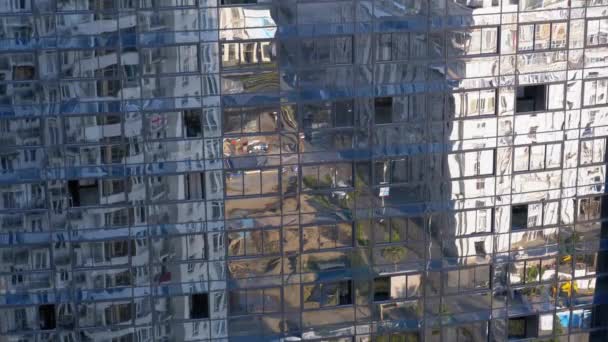 Refleksi Kota dalam Windows of a Modern Building — Stok Video