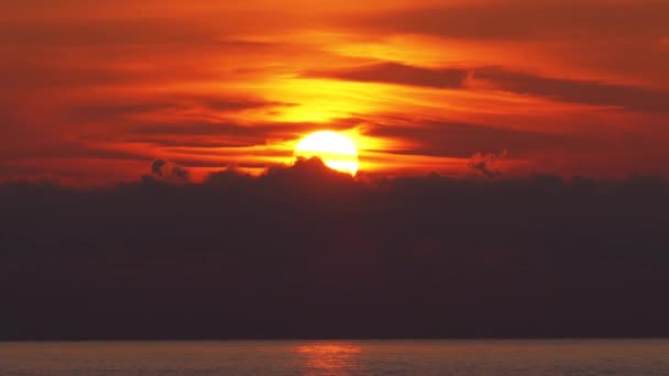 夕阳西下,云雾笼罩大海. 海洋中的橙色路径落日. — 图库视频影像