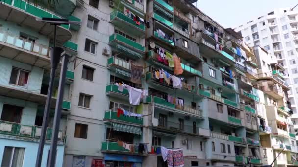 Vêtements suspendus et séchés sur une corde dans un immeuble de plusieurs étages dans un quartier pauvre de la ville — Video