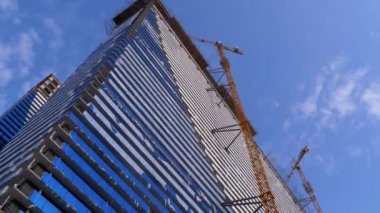 Mavi Gökyüzüne Karşı İnşaat Alanındaki Turna Yeni Gökdelen Yapıyor. Yapı Yapımı.