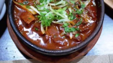 Restorandaki Ketsi 'de Gürcistan Et Yemeği. Chashushuli. Çamurdaki Sıcak Et Tablo Üzerine