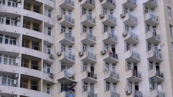 Çok katlı bir binada ya da gökdelende daireler. Dış görüntünün panoramik görünümü. — Stok video