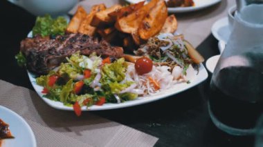 Gürcistan Restoranında Biftek ve Patates ve Salata.