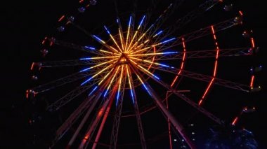 Işıklı dönme dolap Gece Dönüyor