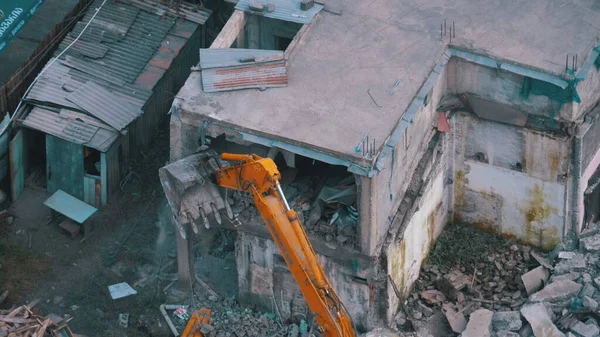İnşaat alanındaki Buldozer Mekanik Kolu ile Eski Beton Evi 'ni Yok Etmek