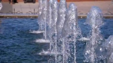 Fountain in Slow Motion 180 fps 'de. Yakın plan. Su Jeti Sıçrıyor.