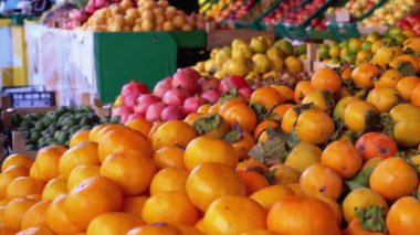 Çeşitli Meyveler, Hurmalar, Mandalinalar, Armutlar ve daha fazlası Sokak Pazarı 'nda