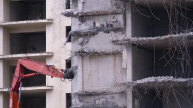 İnşaat alanındaki Buldozer Mekanik Kolu ile Eski Beton Evi 'ni Yok Etmek