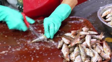 Market Stall 'daki Balığı Kesmek. Kadın Elle Temizleme ve Taze Balık Kesme