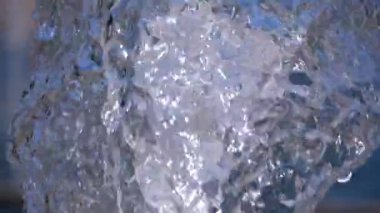 Fountain in Slow Motion 180 fps 'de. Yakın plan. Su Jeti Sıçrıyor.