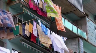 Asılı ve çok katlı bina şehrin fakir bir bölgede bir ip üzerinde kurutma kıyafetleri