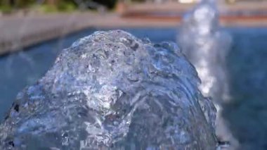 Fountain in Slow Motion 180 fps 'de. Yakın plan. Su Jeti Sıçrıyor.