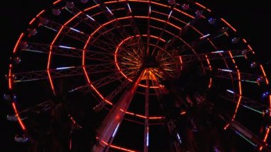 Işıklı dönme dolap Gece Dönüyor