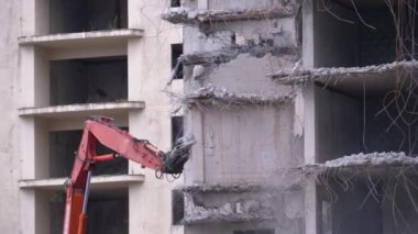 İnşaat alanındaki Buldozer Mekanik Kolu ile Eski Beton Evi 'ni Yok Etmek