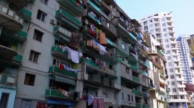 Asılı ve çok katlı bina şehrin fakir bir bölgede bir ip üzerinde kurutma kıyafetleri