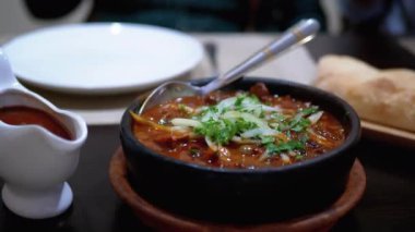 Restorandaki Ketsi 'de Gürcistan Et Yemeği. Chashushuli. Çamurdaki Sıcak Et Tablo Üzerine