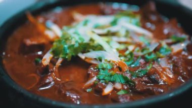 Restorandaki Ketsi 'de Gürcistan Et Yemeği. Chashushuli. Çamurdaki Sıcak Et Tablo Üzerine