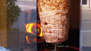 Shawarma, İnsanlarla birlikte kaldırım kenarındaki bir dükkanın camına tükürmeye hazırlanıyor. Fast Food.