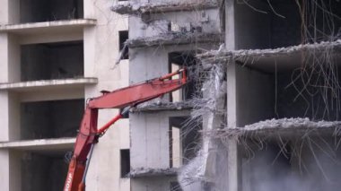 İnşaat alanındaki Buldozer Mekanik Kolu ile Eski Beton Evi 'ni Yok Etmek