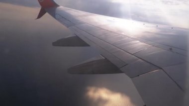 Gökyüzündeki Kanat ve Bulutlardaki Yolcu Uçağı Penceresinden Görünüm