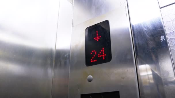 Digitale display in de lift met pijl naar beneden toont vloeren van 24 tot 22 — Stockvideo