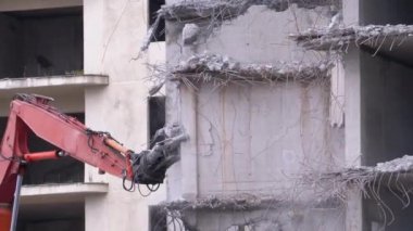 İnşaat alanındaki Buldozer Mekanik Kolu ile Eski Beton Evi 'ni Yok Etmek