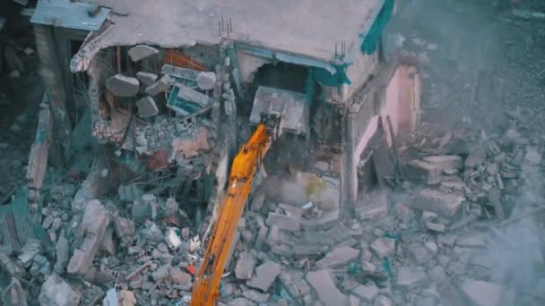 Destruindo a antiga casa de concreto usando braço mecânico de escavadeira no canteiro de obras — Vídeo de Stock