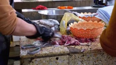 Market Stall 'daki Balığı Kesmek. Kadın Elle Temizleme ve Taze Balık Kesme