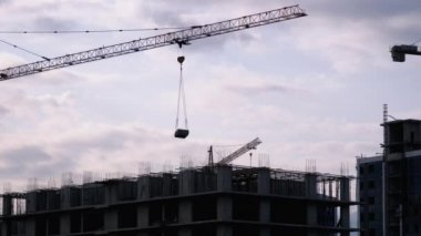 İnşaat Alanı 'ndaki Turna Kulesi Yüksek Binada Yükleme Yapıyor.