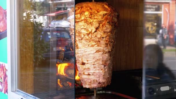 Shawarma je připravena na rožni na výkladní skříni poblíž chodníku s lidmi. Fast Food. — Stock video