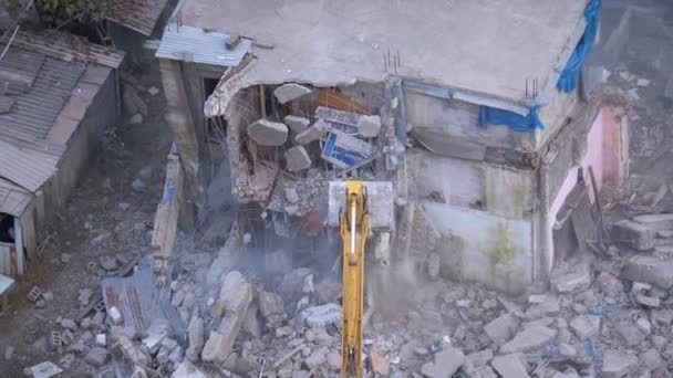 Destruyendo la vieja casa usando excavadora de cubo en el sitio de construcción. Moción lenta — Vídeo de stock