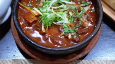 Restorandaki Ketsi 'de Gürcistan Et Yemeği. Chashushuli. Çamurdaki Sıcak Et Tablo Üzerine