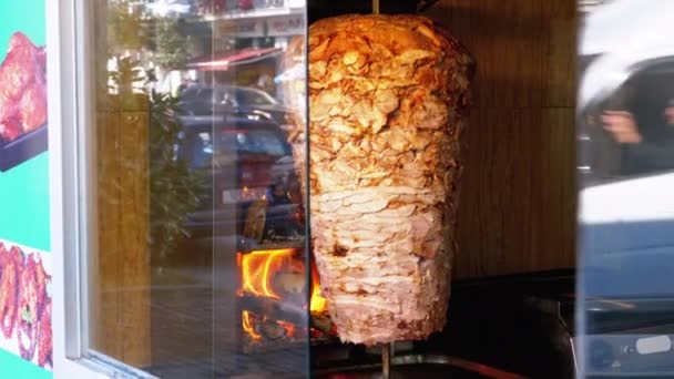 Η Shawarma είναι προετοιμασμένη να φτύσει σε μια βιτρίνα κοντά στο Sidewalk με ανθρώπους. Γρήγορο φαγητό. — Αρχείο Βίντεο