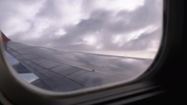 Gökyüzündeki Kanat ve Bulutlardaki Yolcu Uçağı Penceresinden Görünüm