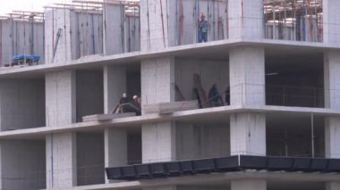 İnşaat alanında çalışanlar. İnşaat Alanındaki Bir Turna Yükü Kaldırıyor.