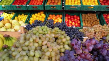 Sokak Marketinde Üzüm ve diğer meyvelerle vitrinler