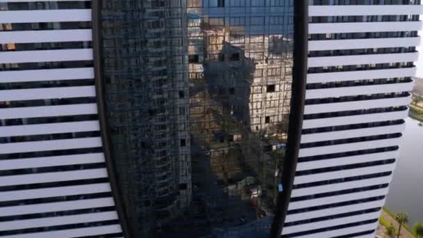 Modern Flervåningshus med många fönster och golv. Reflektion av staden i fönster — Stockvideo