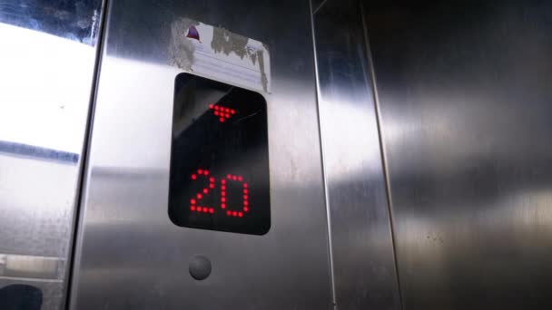 Digitale display in de lift met pijl naar beneden toont vloeren van 24 tot 17 — Stockvideo