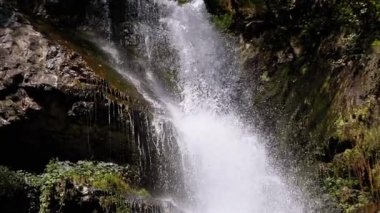 Sonbaharda Makhuntseti Şelalesi. Düşen Su Kayalara Vuruyor. Yavaş Hareket.
