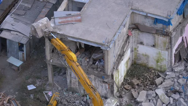 İnşaat alanındaki Buldozer Mekanik Kolu ile Eski Beton Evi 'ni Yok Etmek