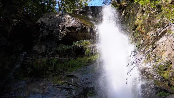 Makhuntseti Vattenfall på hösten. Fallande vatten träffar klipporna. Långsamma rörelser. — Stockvideo