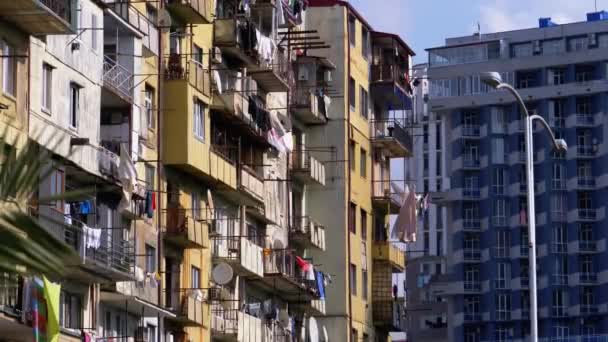 옷 거는 시의 가난한 지구에서 다층 건물에서 밧줄에 건조 — 비디오