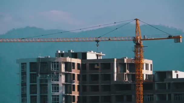 Stavební práce. Tower Crane on a Construction Site Lifting Wall Panel — Stock video