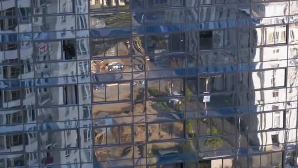 A város tükröződése a modern épület ablakaiban — Stock videók